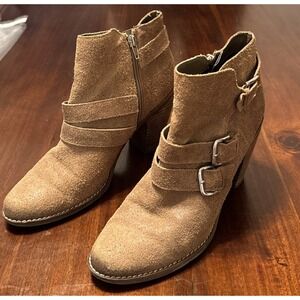 NWOB DV by Dolce Vita Suzy Booties 9M Tan Suede Ankle Boots Buckle‎ Strap